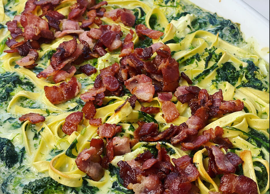 Frisk pasta i spinatsauce med bacon
